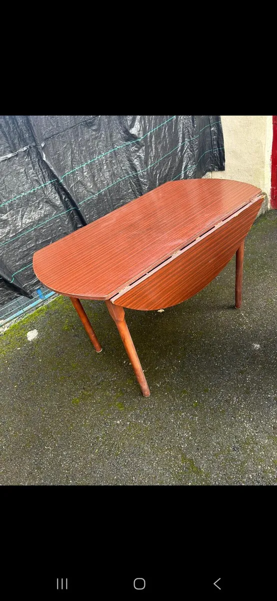 Round table - Image 1