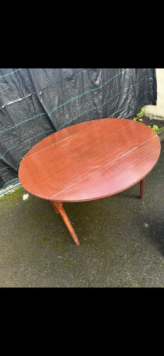 Round table - Image 2