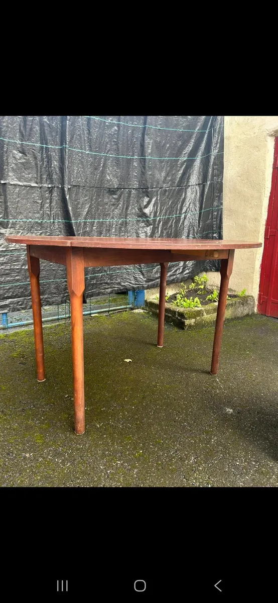 Round table - Image 3