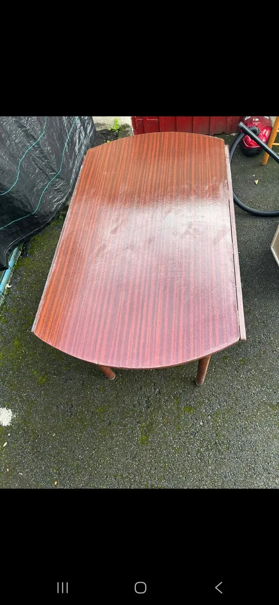 Round table - Image 4