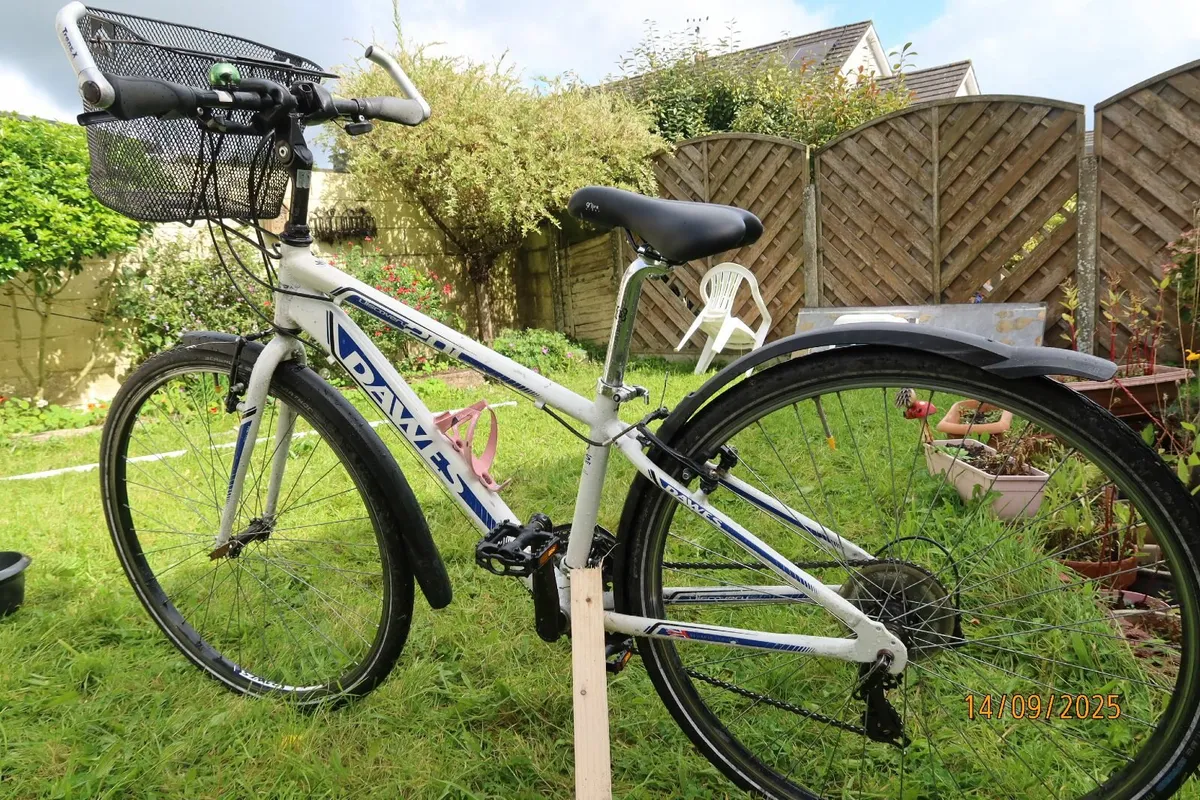 Bike, commuter, hybrid, with a basket - Image 4