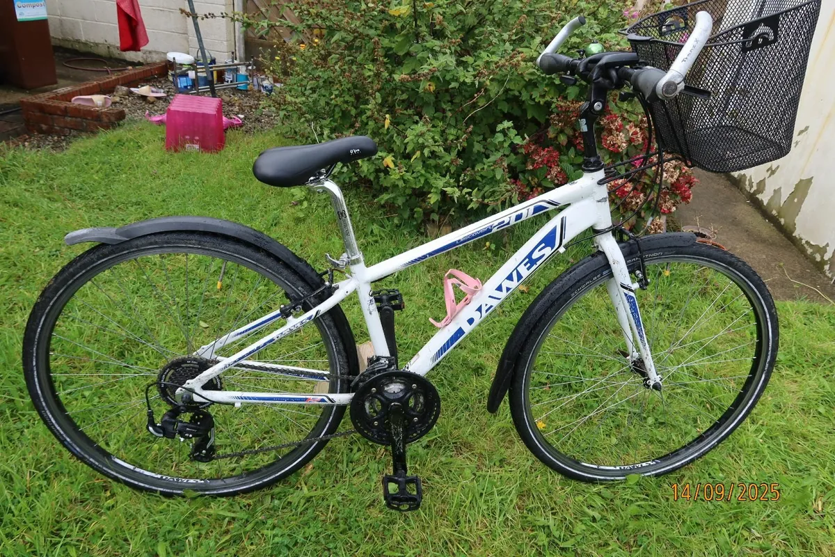 Bike, commuter, hybrid, with a basket - Image 1