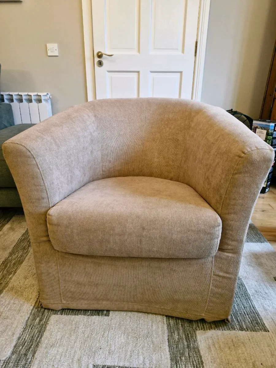 Swivelling tub chairs x 2 - Image 1