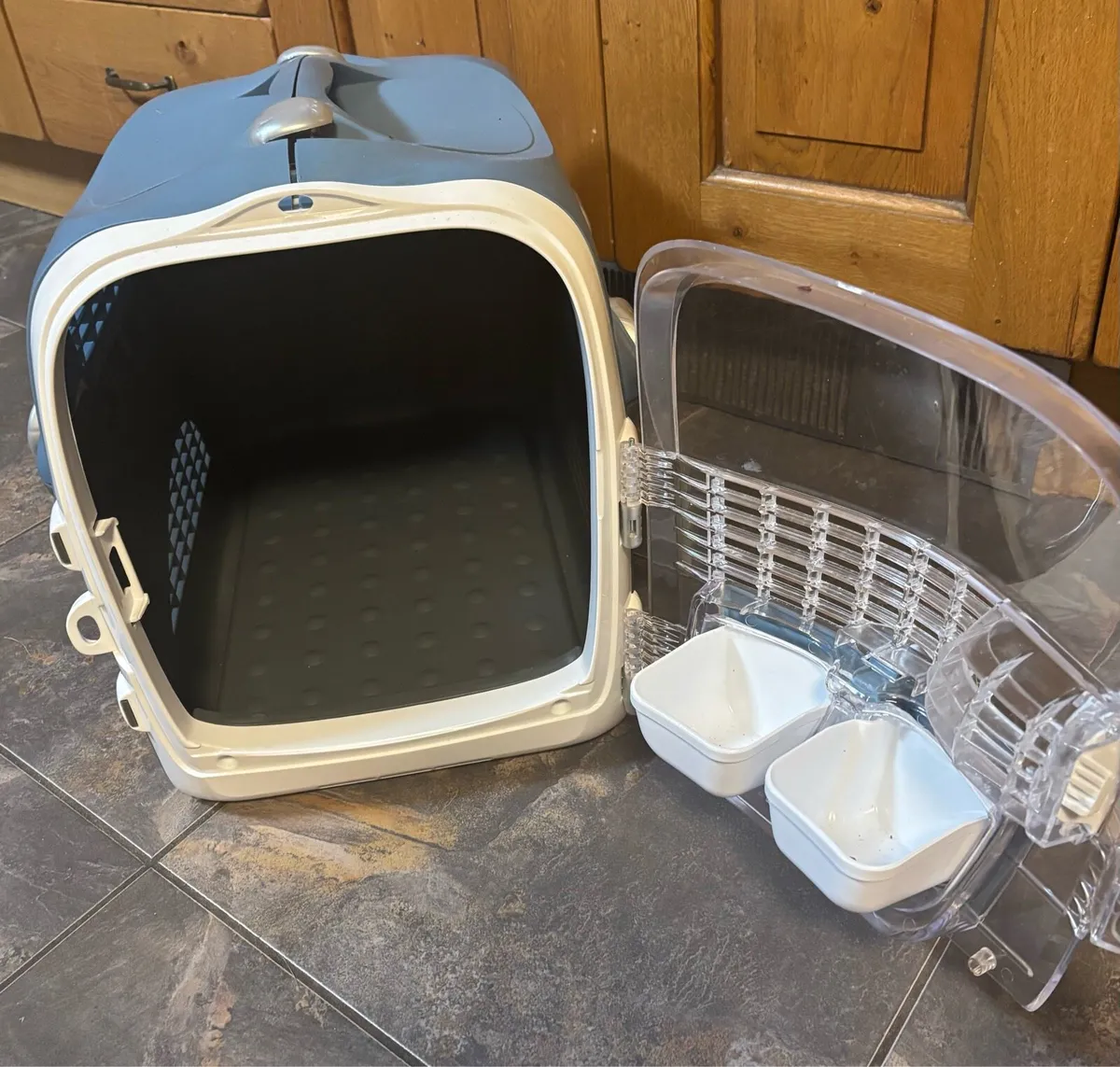 Cat carrier/crate - Image 1