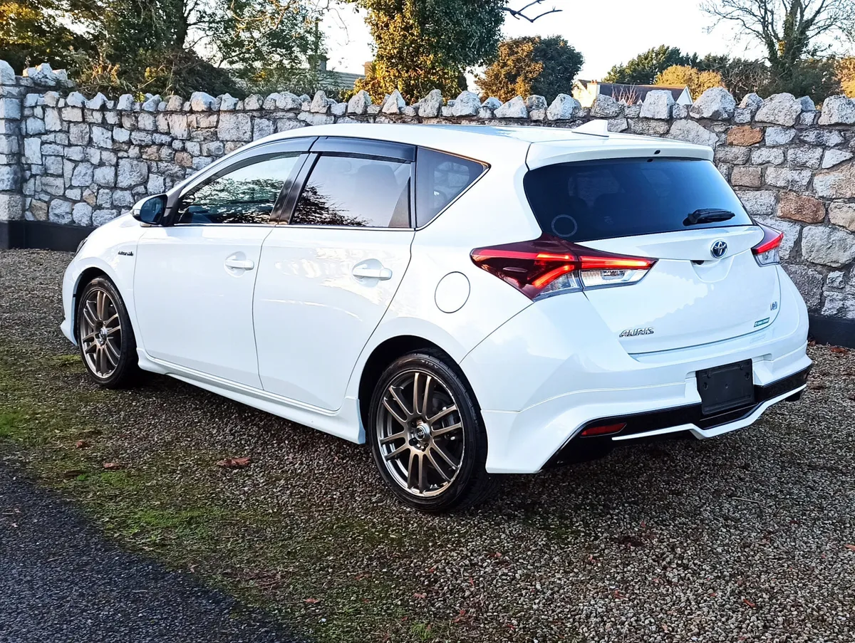 2016 Toyota Auris 1.8 Hybrid • Half Leather - Image 4