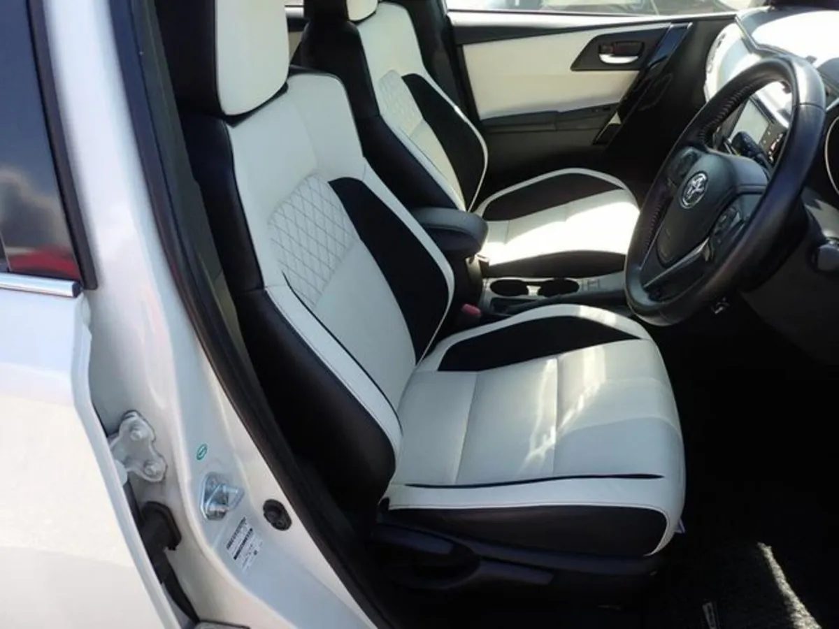 Toyota Auris G Package Leather - Image 2