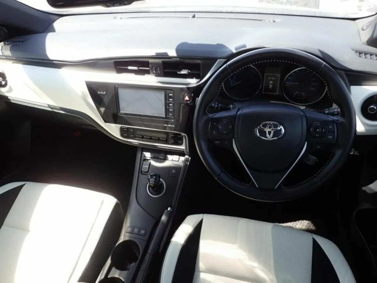 Toyota Auris G Package Leather - Image 3