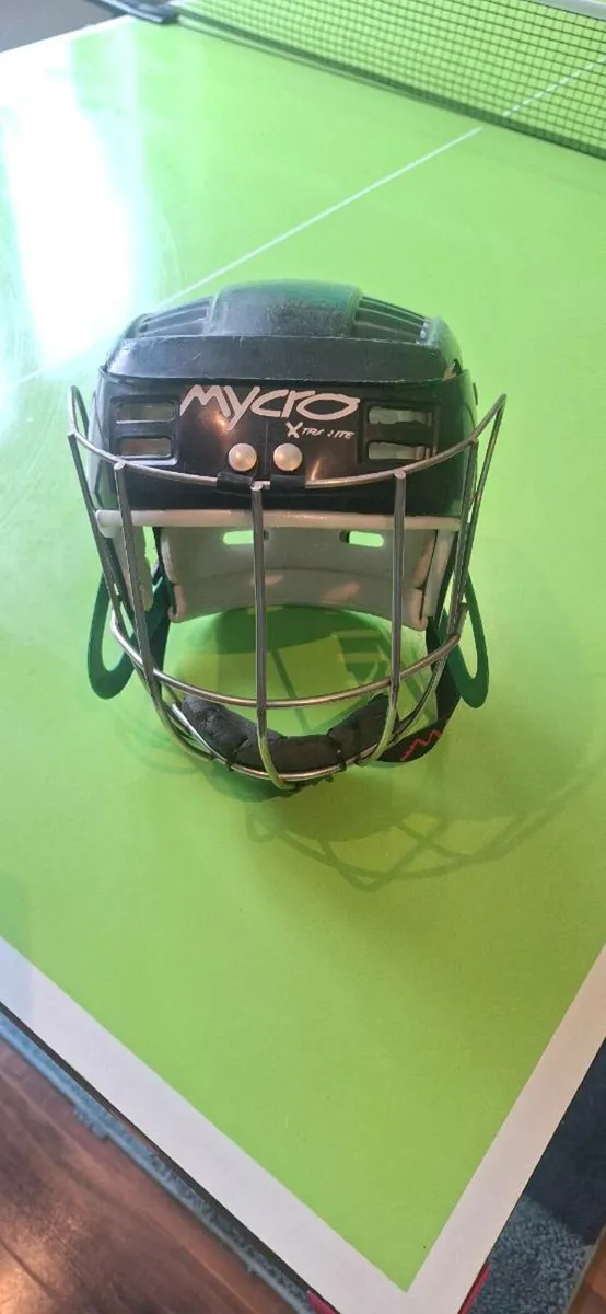 Hurling helmet - Image 1