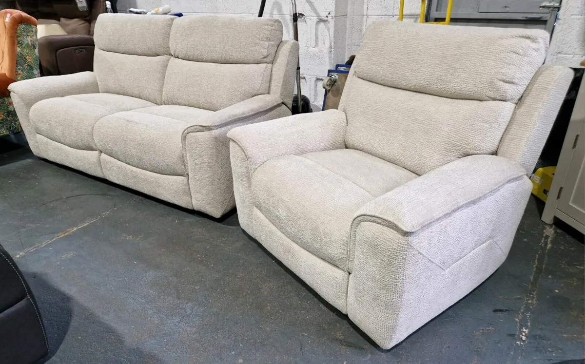 New 3+1 Electric Recliners RRP €2300 - Image 1