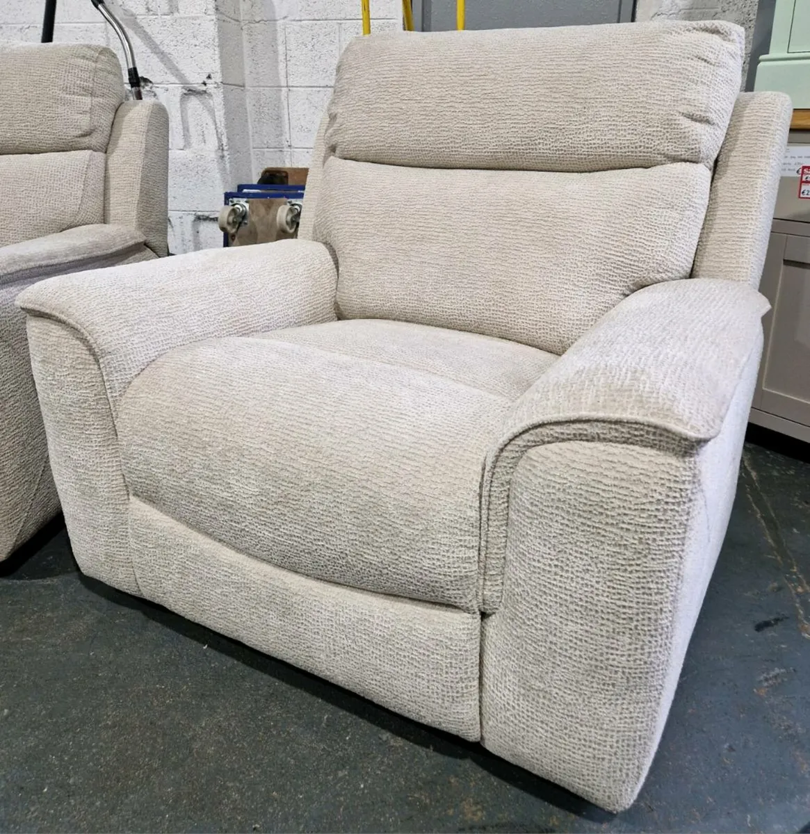 New 3+1 Electric Recliners RRP €2300 - Image 3