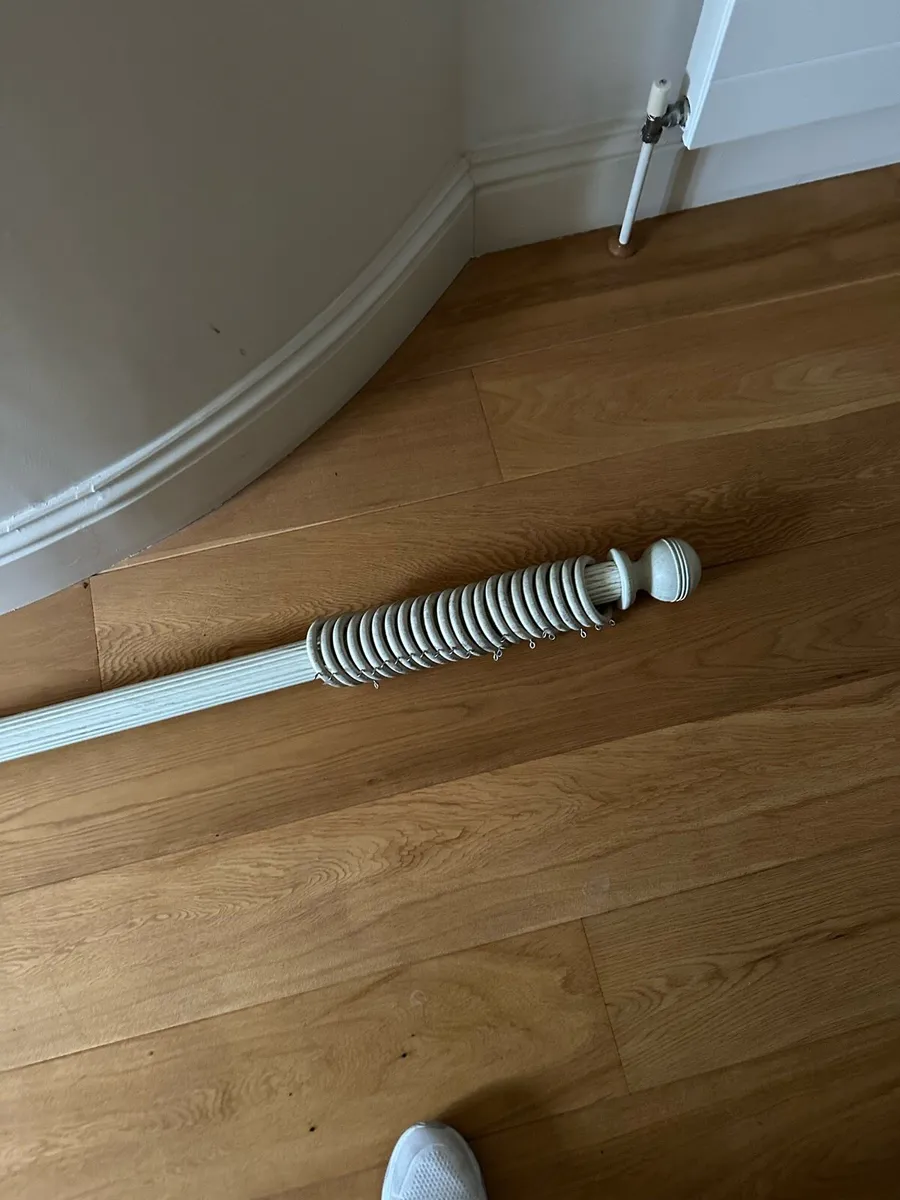 Curtain rail - Image 1