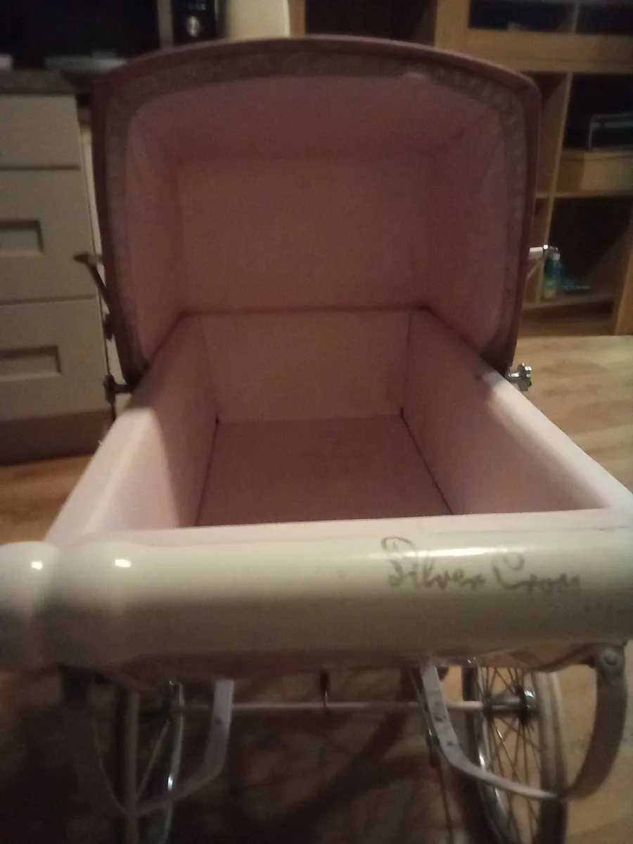 Girl's pram - Image 1
