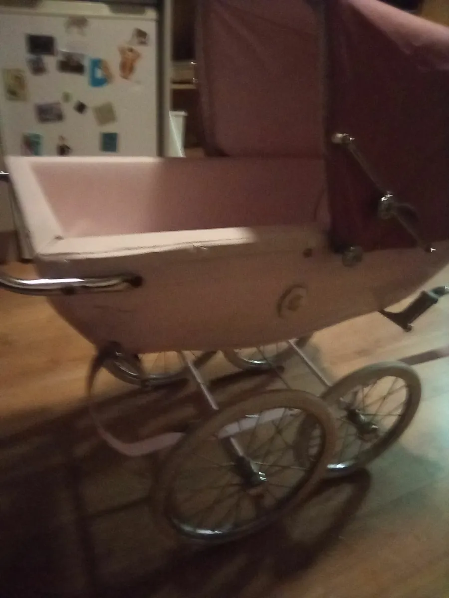 Girl's pram - Image 2