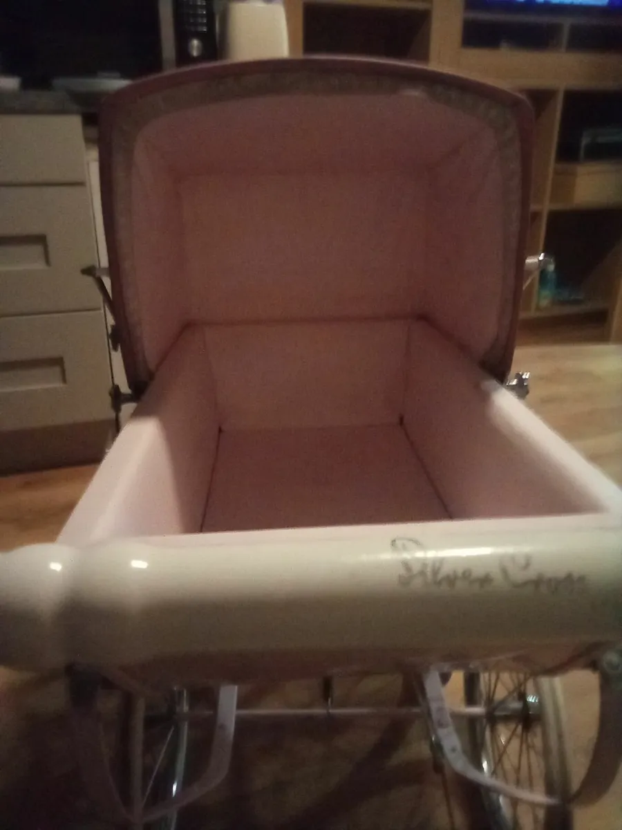 Girl's pram - Image 3
