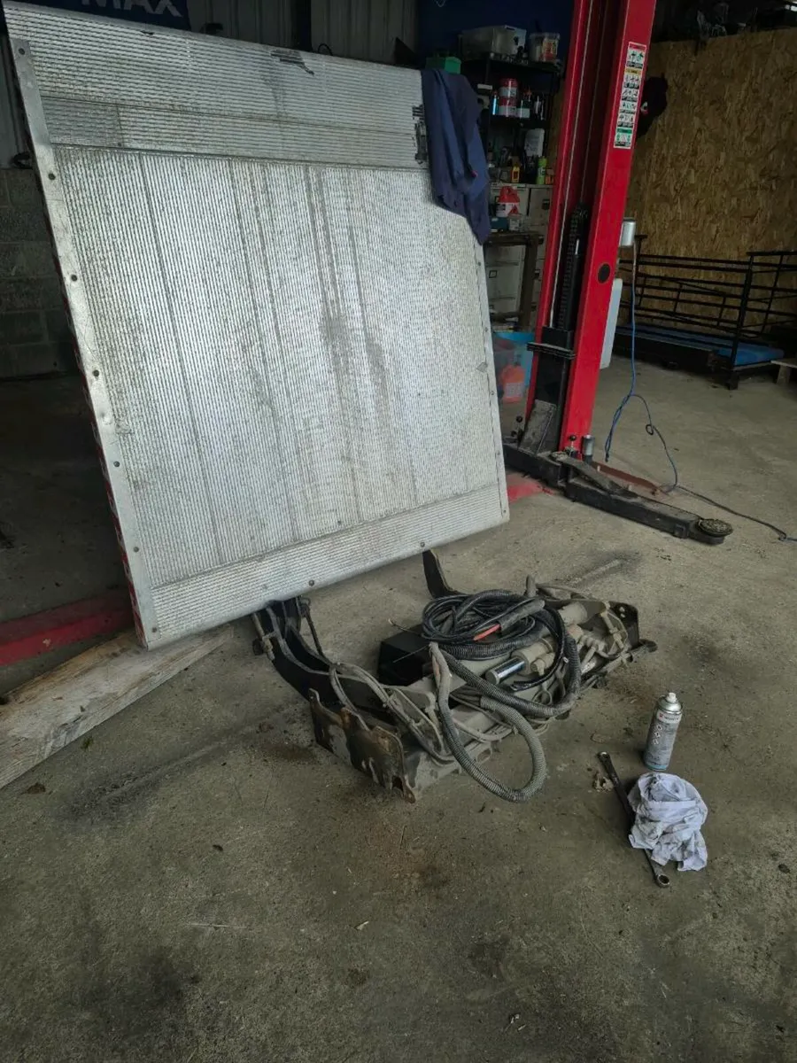 Tail lift - Image 1