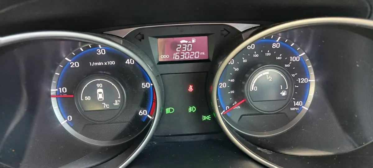 Hyundai ix35 2011 **PREMIUM EDITION** - Image 4