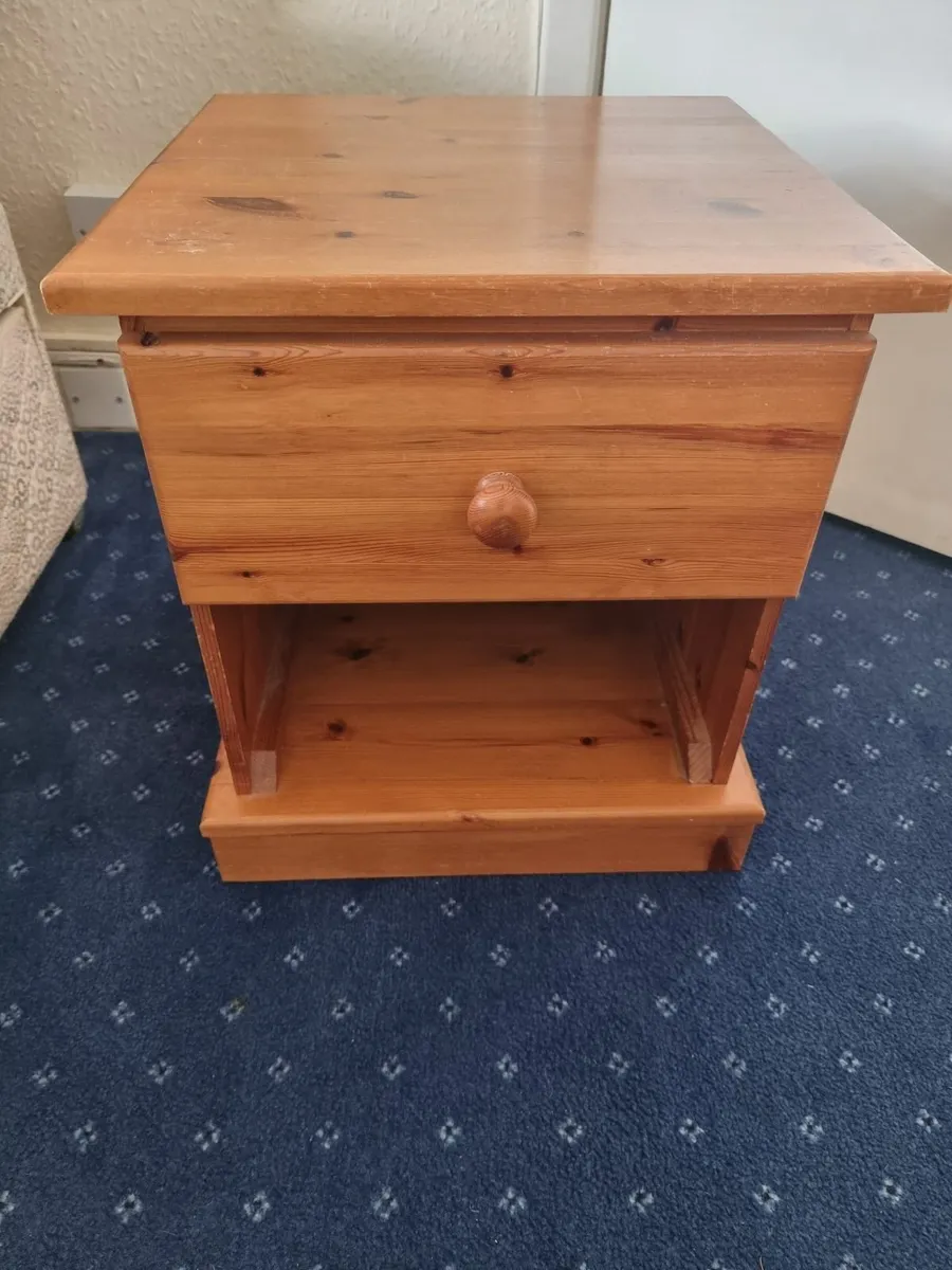 Single drawer pine bedside locker