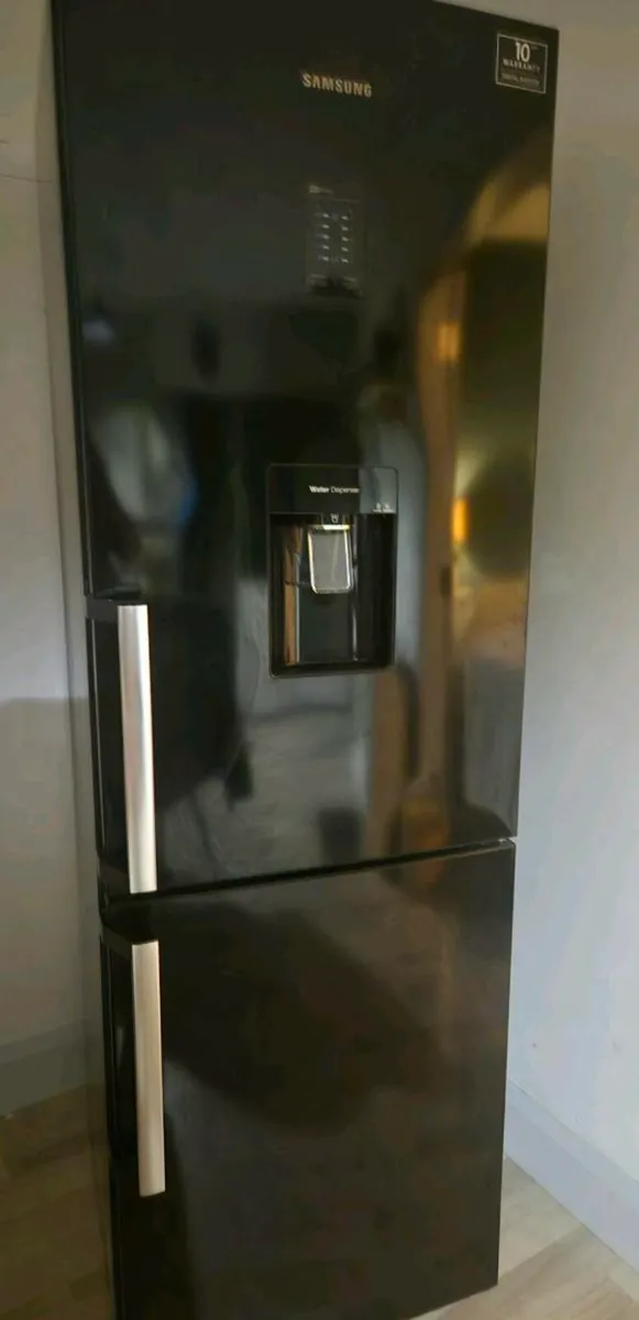 Samsung Frost Free Fridgefreezer - Image 1