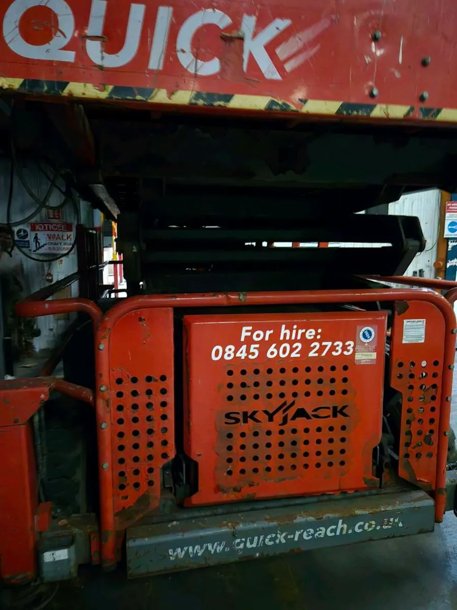 Diesel scissors lift. - Image 2