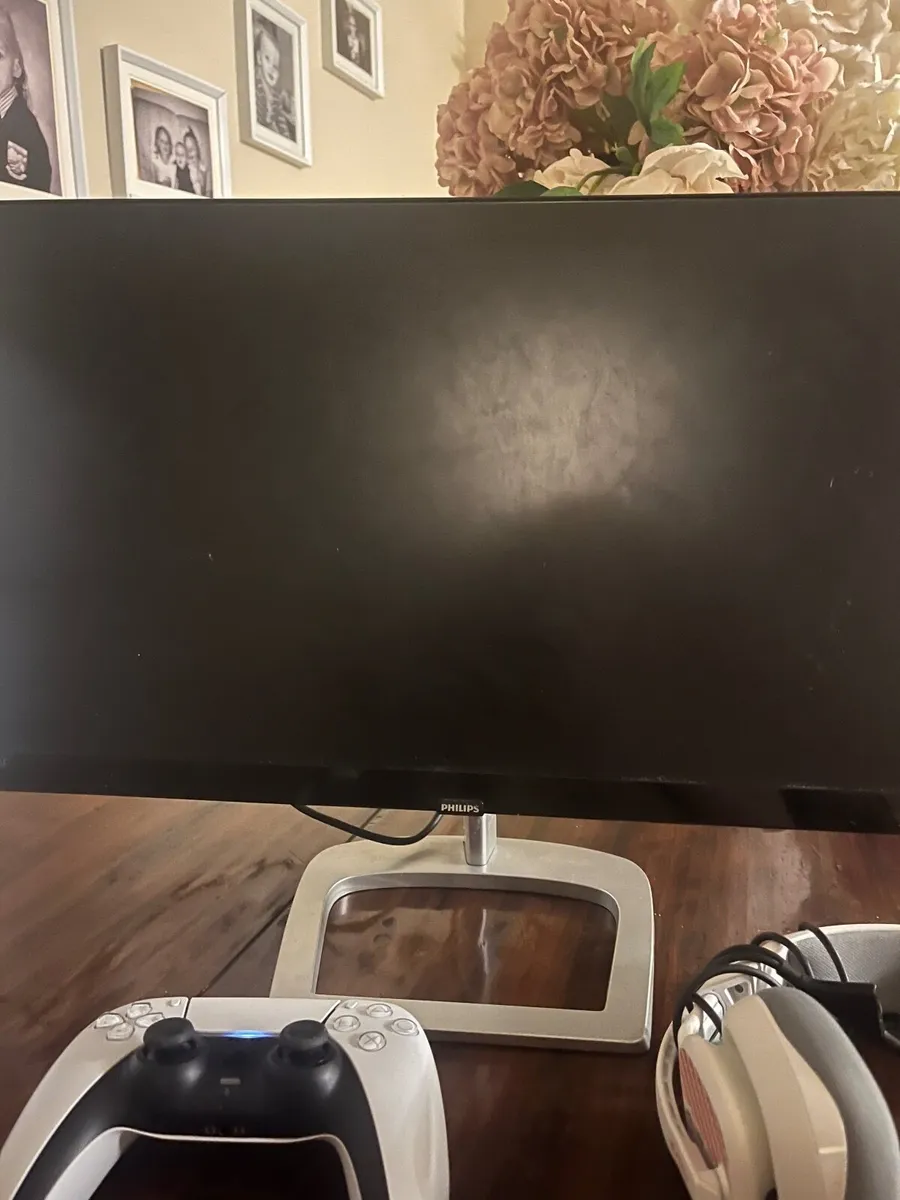 Ps5 digital with monitor and headset - Image 3