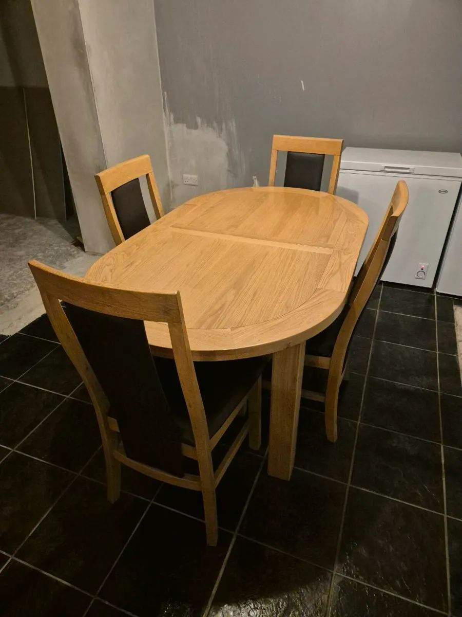 Kitchen table and 6 chairs