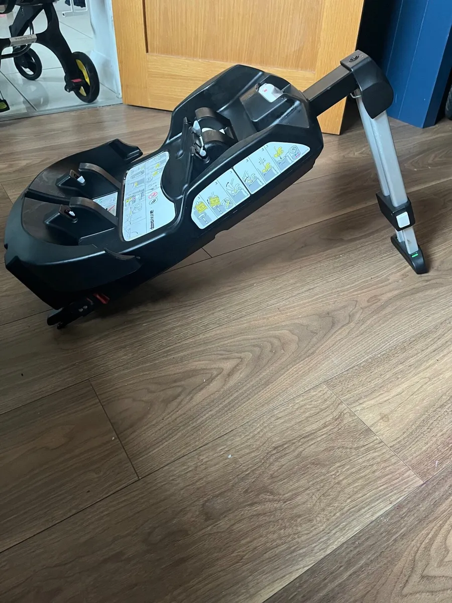 Doona Car Seat and base - Image 4