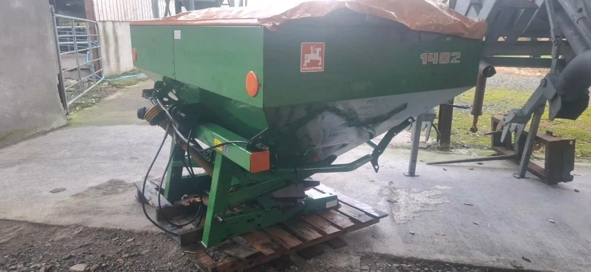 Amazone fertiliser spreader - Image 1