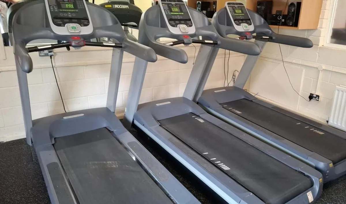 3 Precor 954i treadmills for 2500€