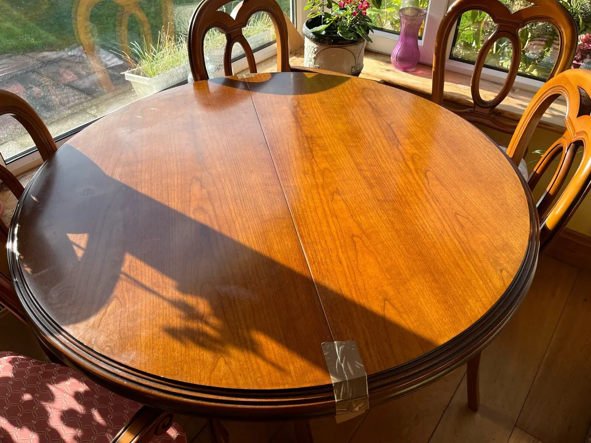 Table and 6 chairs - Image 1