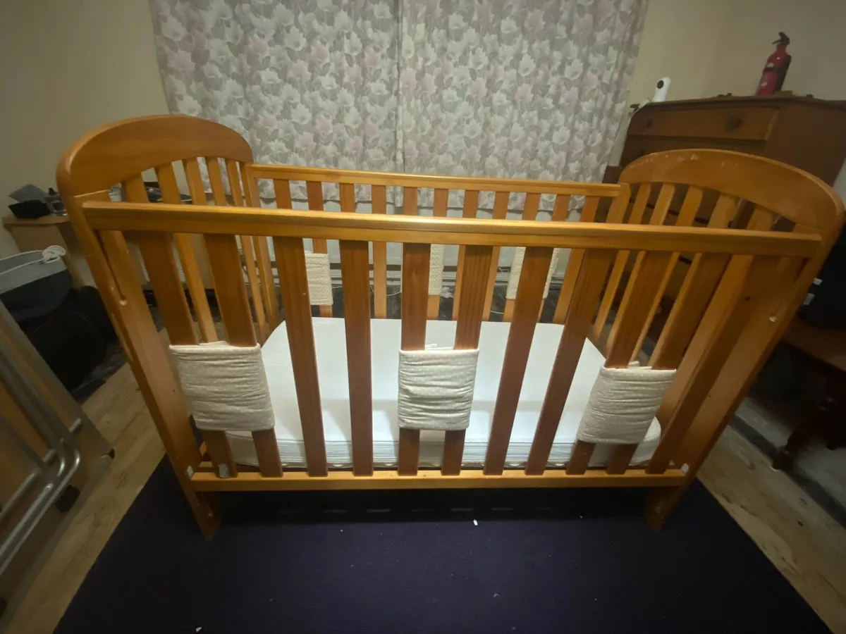Cot/Crib with collapsible side - Image 1