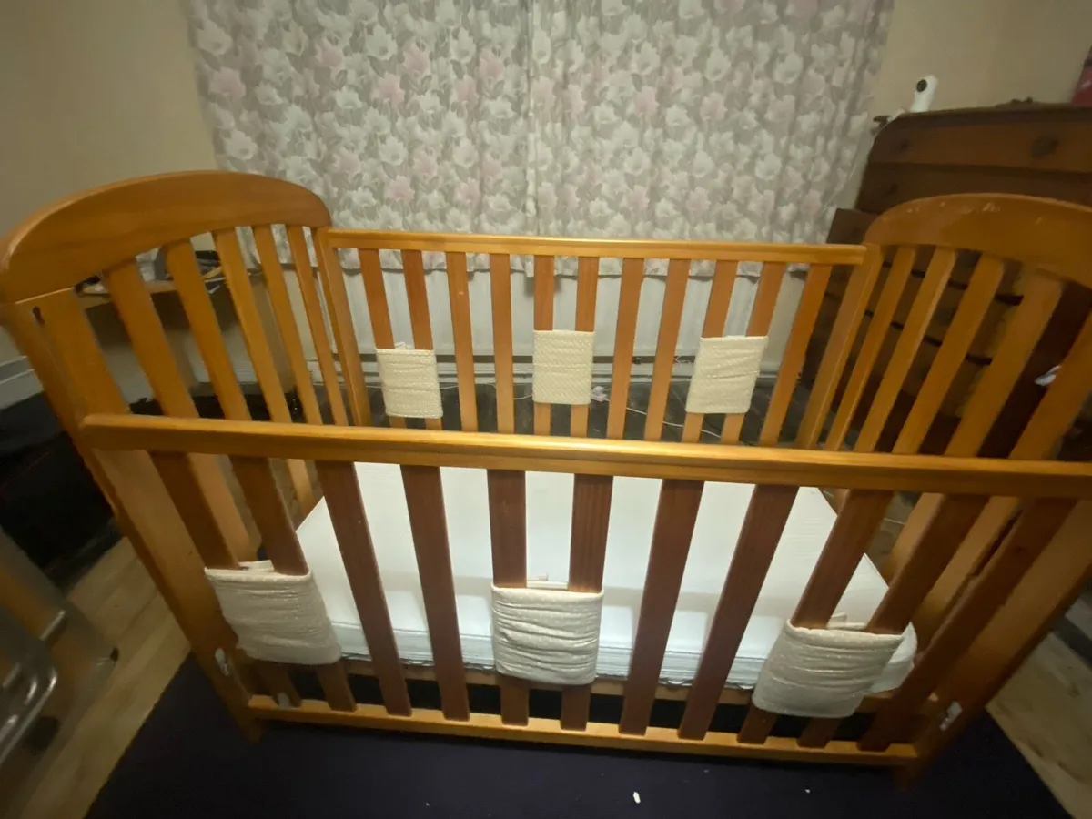 Cot/Crib with collapsible side - Image 2