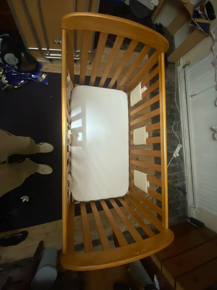 Cot/Crib with collapsible side - Image 3