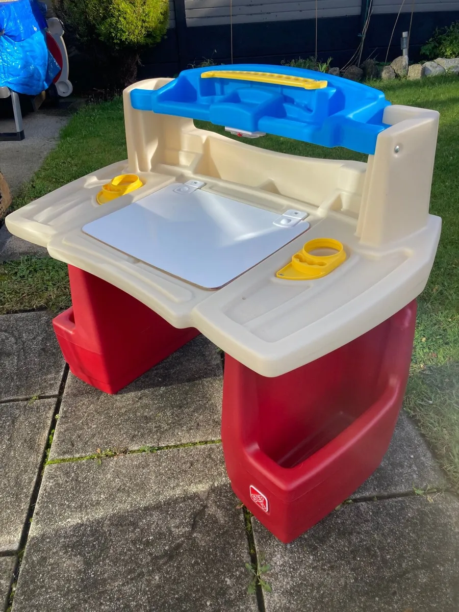 Child art desk and hobbies - Image 1