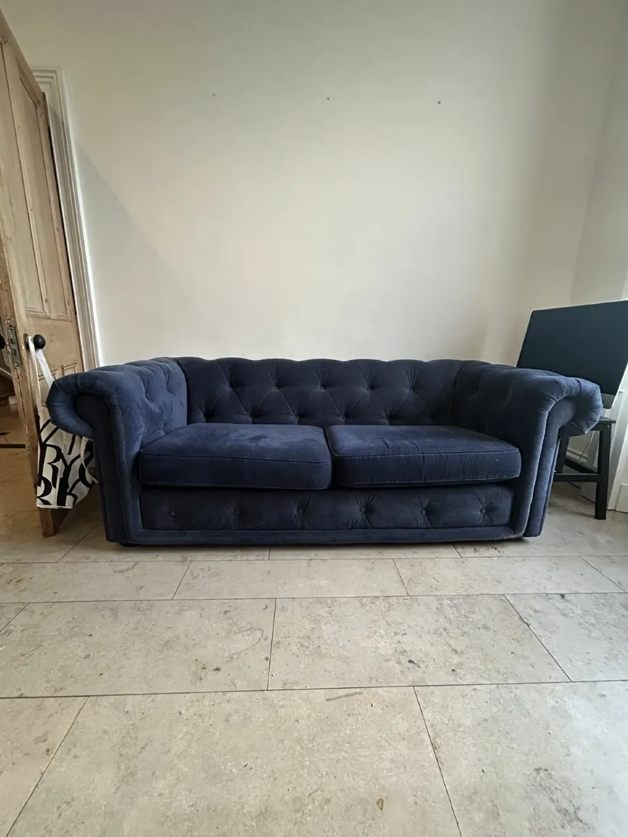 Two blue 3 seater chesterfield stye sofas - Image 2
