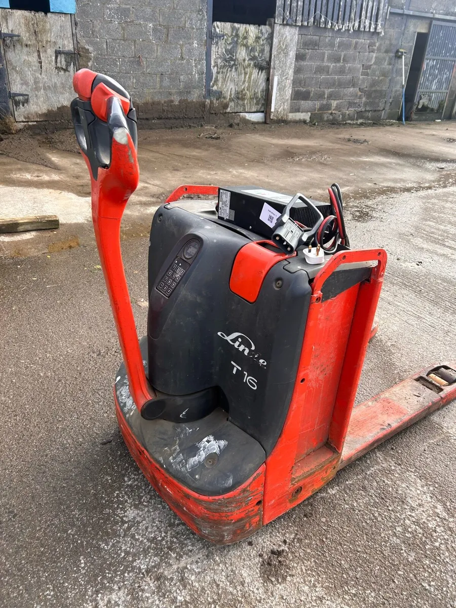 3 electric pallet trucks - Image 2