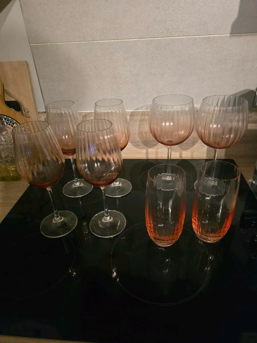 Blush ribbed style wine glasses x 4 .gin glass x 2 - Image 1