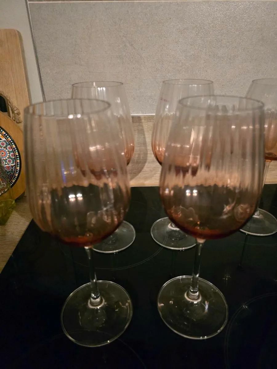 Blush ribbed style wine glasses x 4 .gin glass x 2 - Image 2