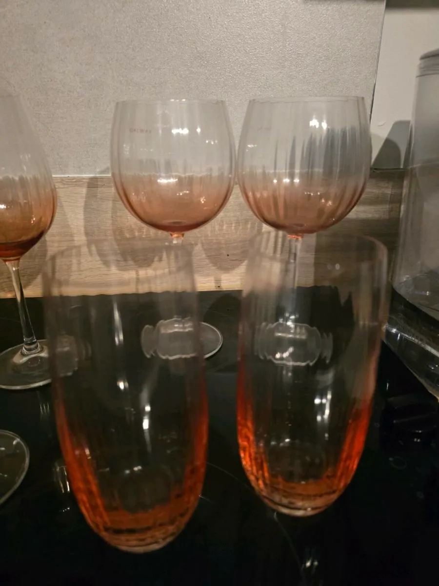 Blush ribbed style wine glasses x 4 .gin glass x 2 - Image 3