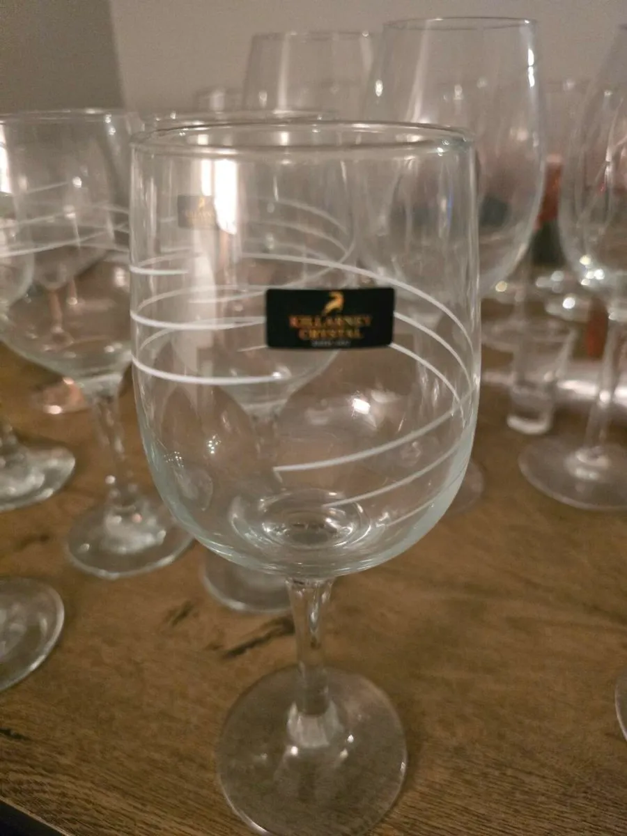 Set of 6 wines glasses with white spiral design - Image 1