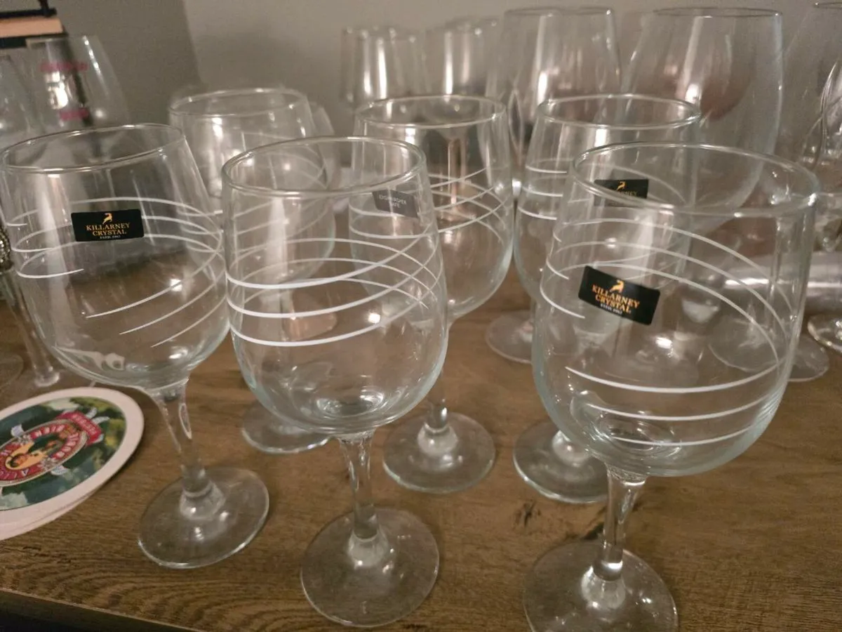 Set of 6 wines glasses with white spiral design - Image 2