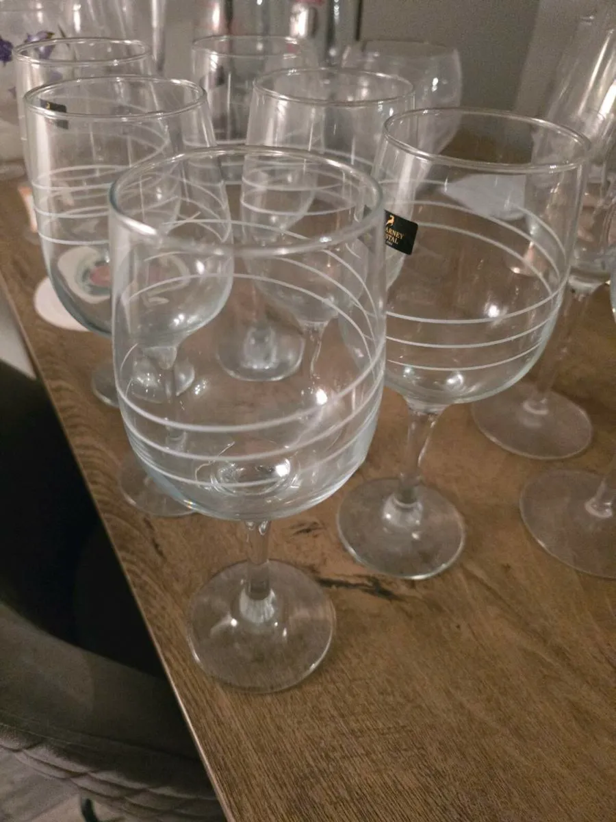 Set of 6 wines glasses with white spiral design - Image 3