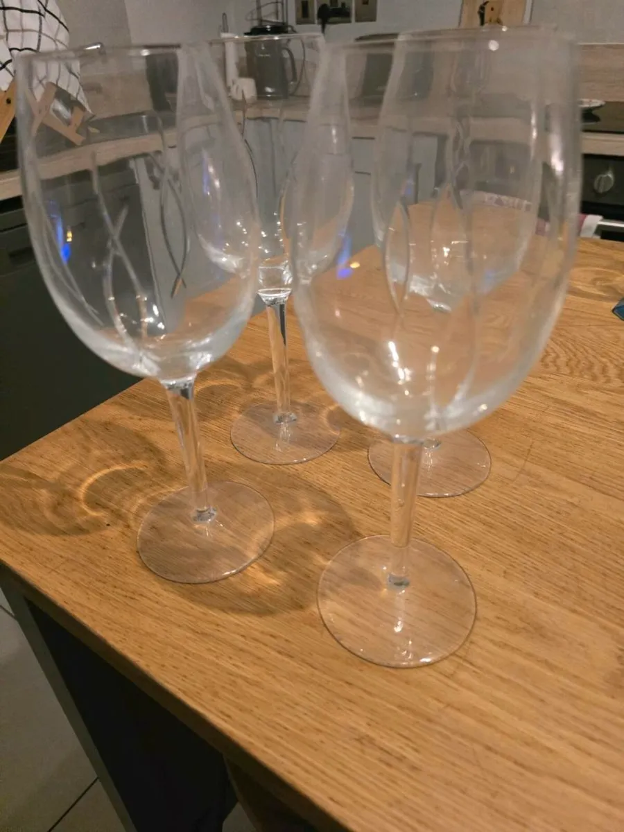 Four large wine glasses .. - Image 1