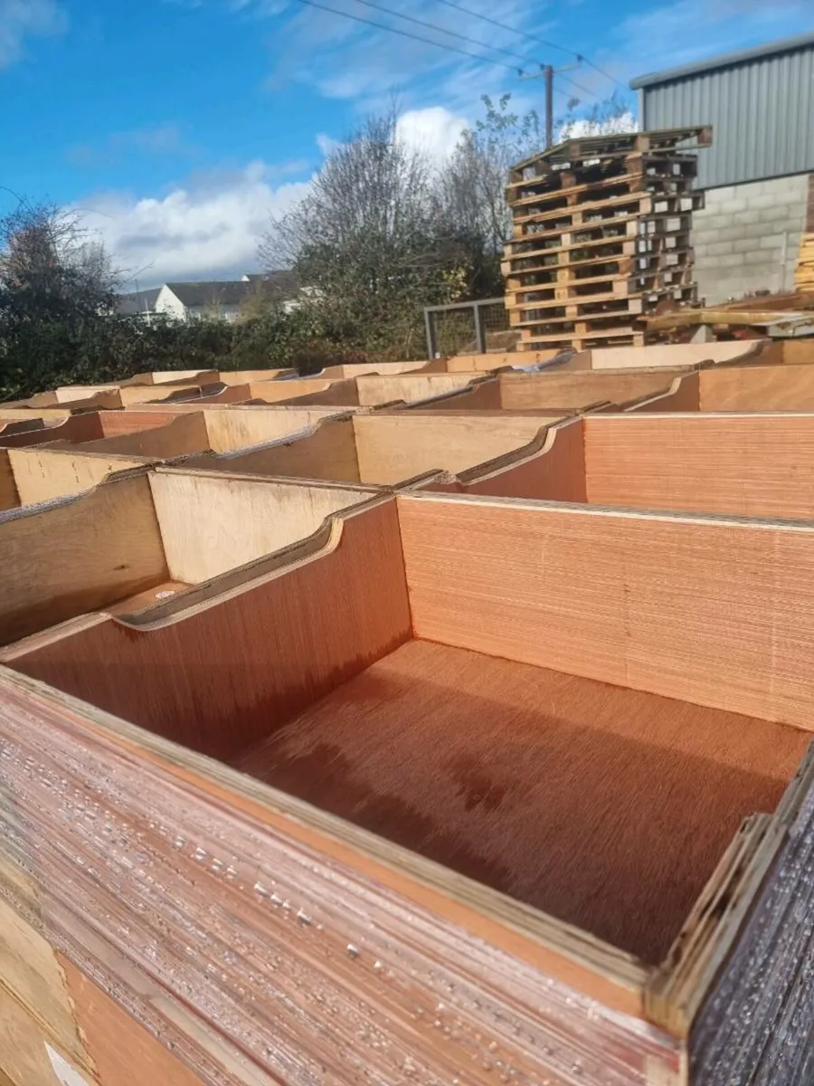 Plywood crates,  approx 2ft x 2ft x 10" - Image 2