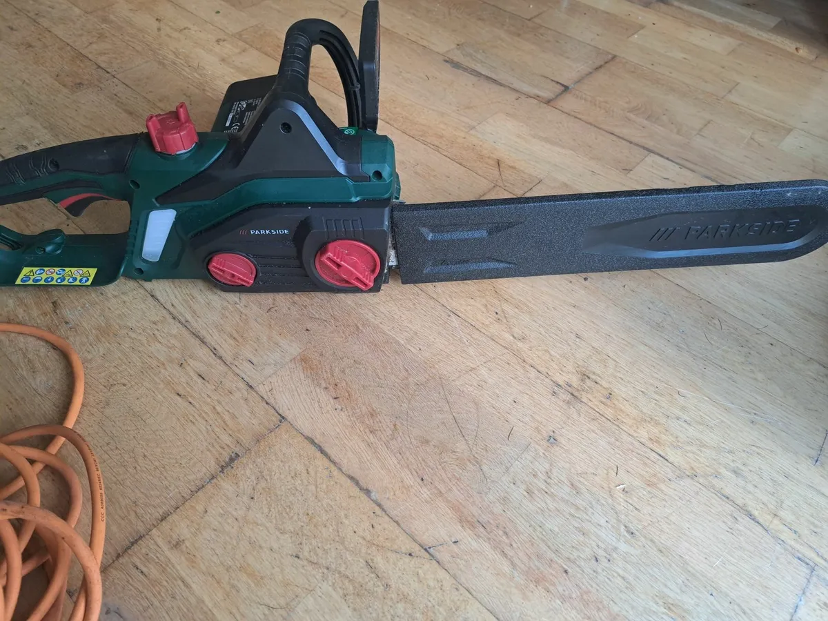 Chainsaw Excellent Condition Electric - Image 3