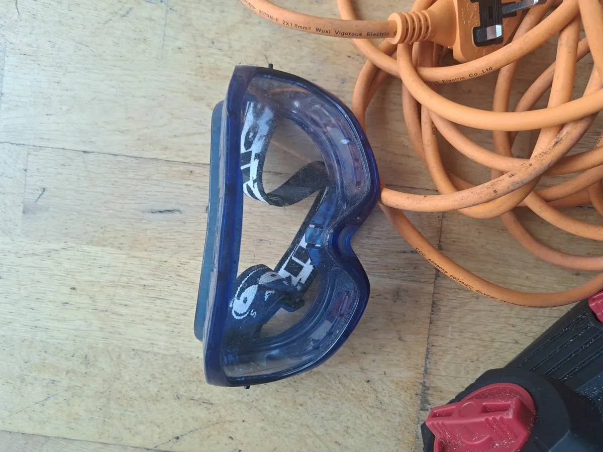 Chainsaw Excellent Condition Electric - Image 4