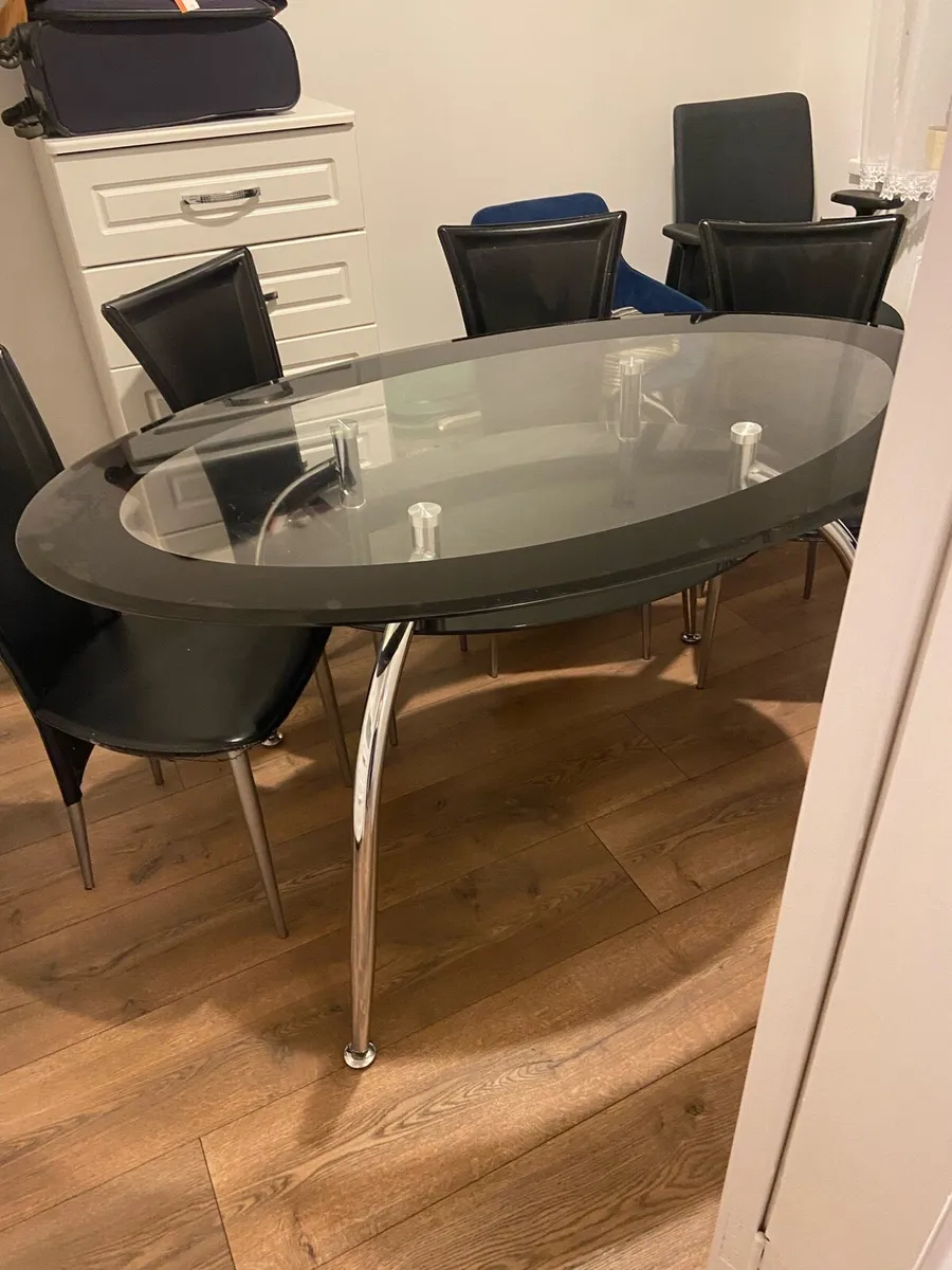 Table and chairs - Image 1