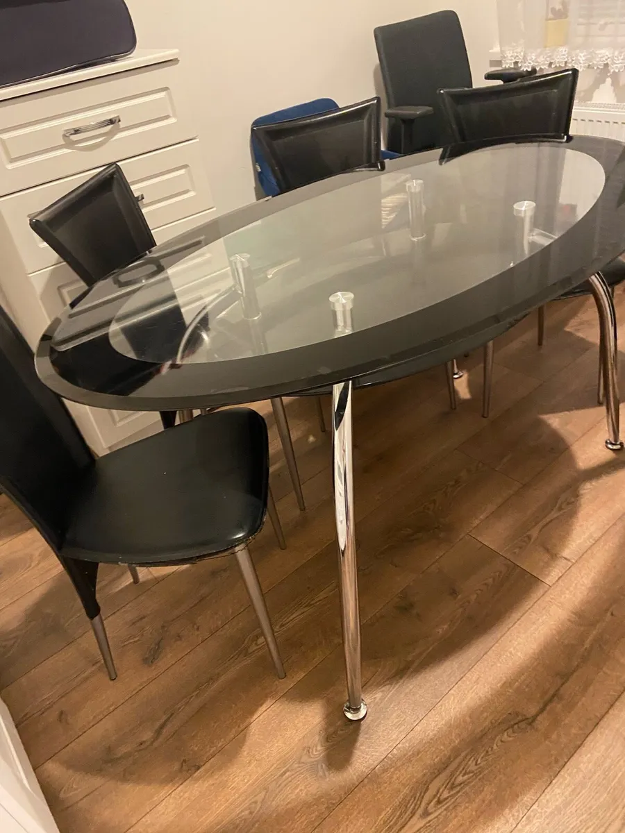 Table and chairs - Image 2