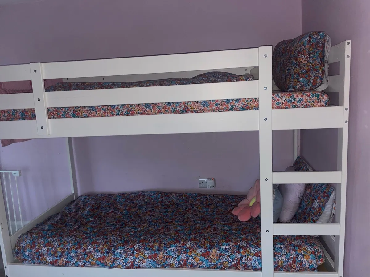 White bunk beds - Image 2