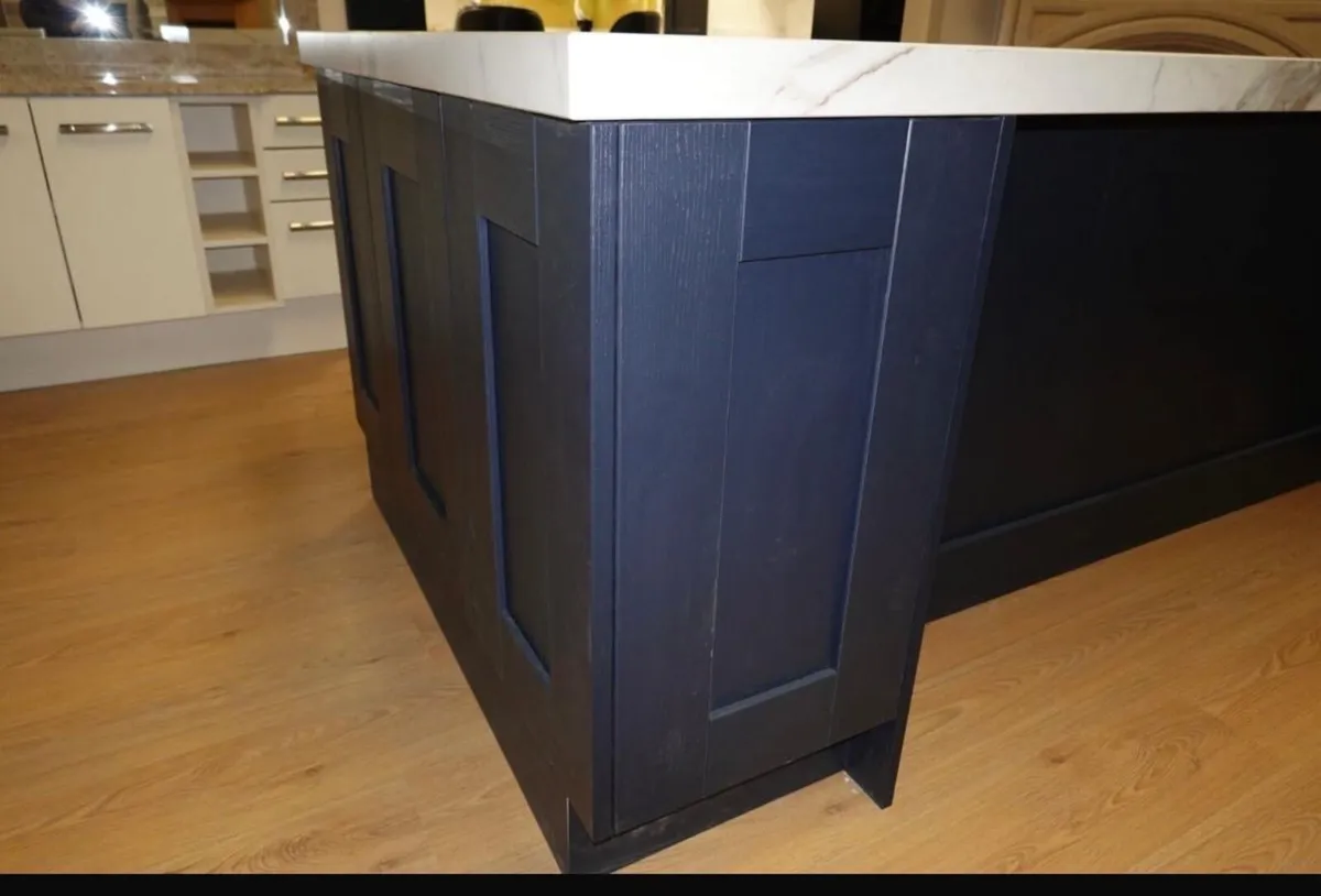 Kitchen Island New - Image 4