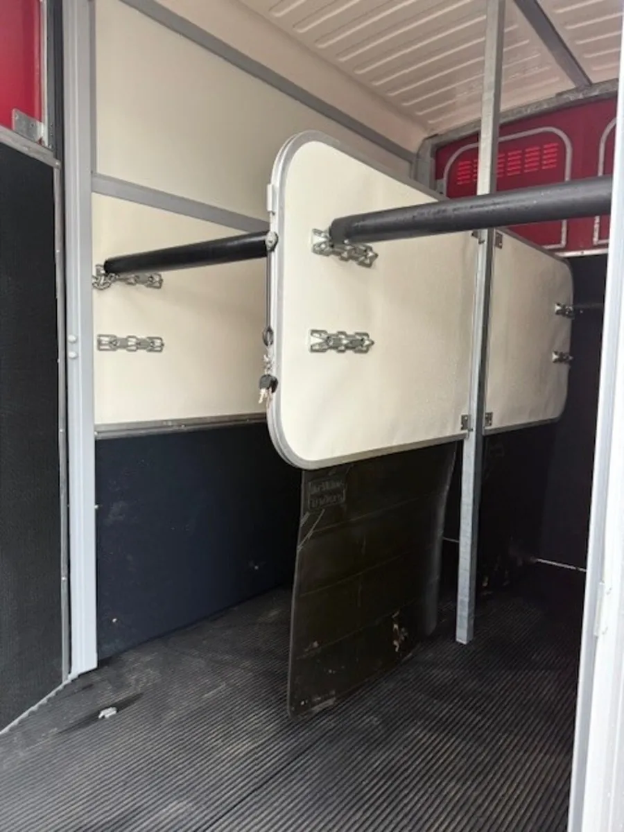 A003 As New Demo HB511 Ifor Williams Horsebox - Image 3